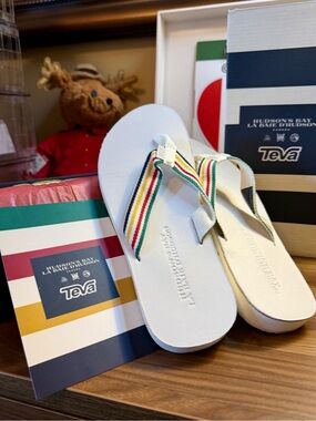 BNIB Hudson's Bay Company & Teva Women's Size 8 Stripes Flip Flops